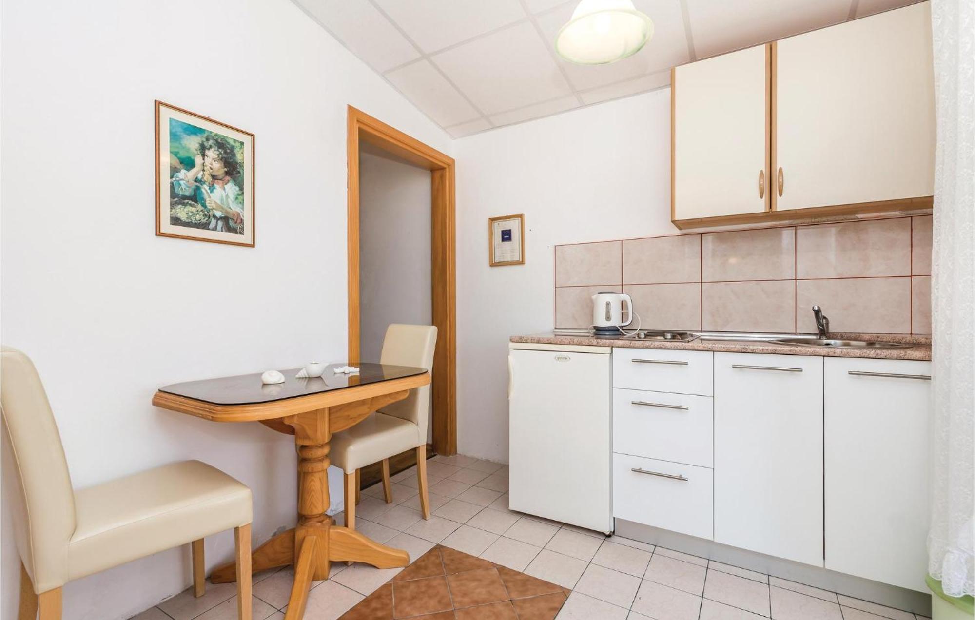Awesome Apartment In Dinjiska With Kitchen Экстерьер фото